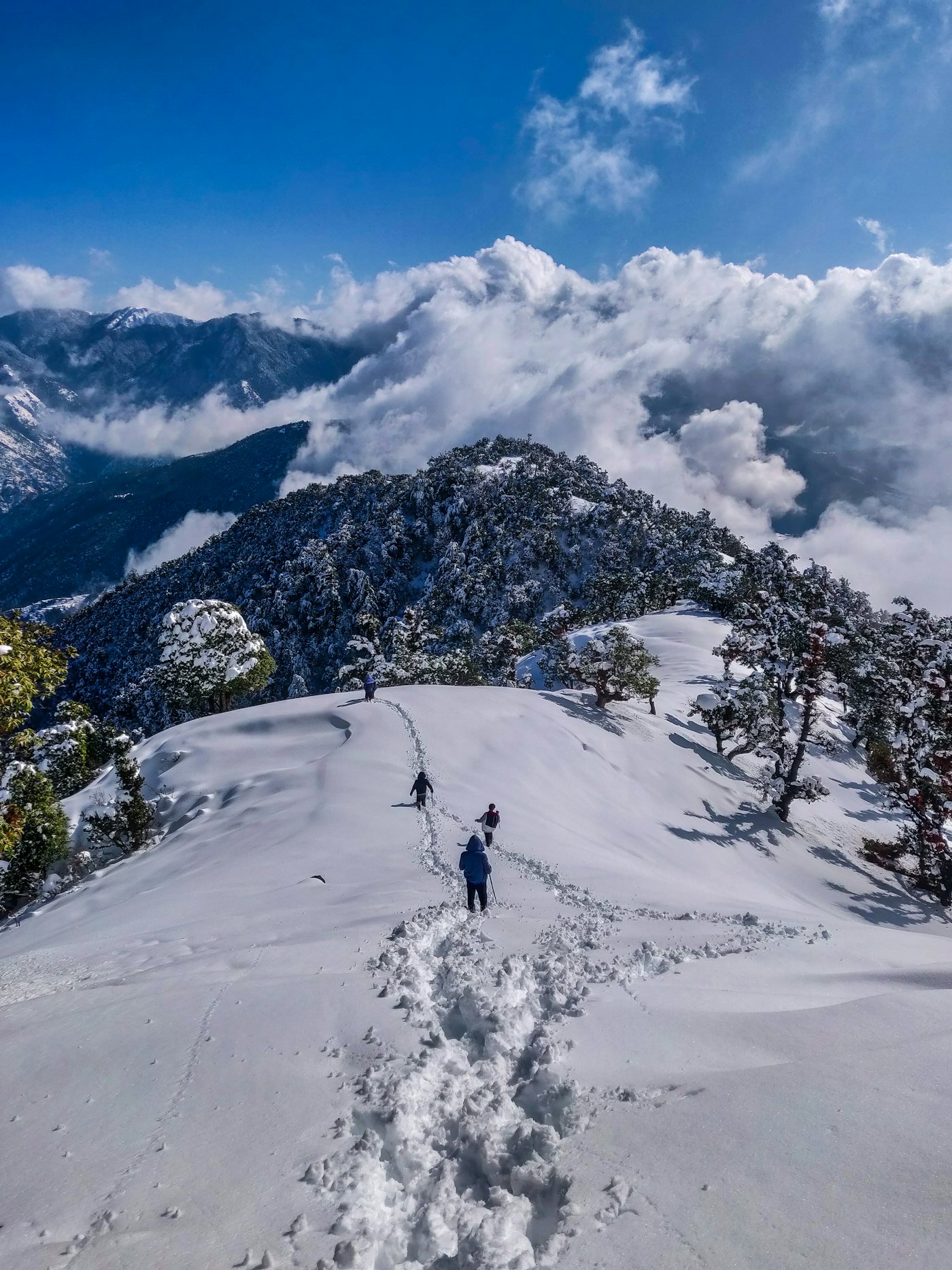 Snowy mountain ridge with trekkers in Himachal Pradesh